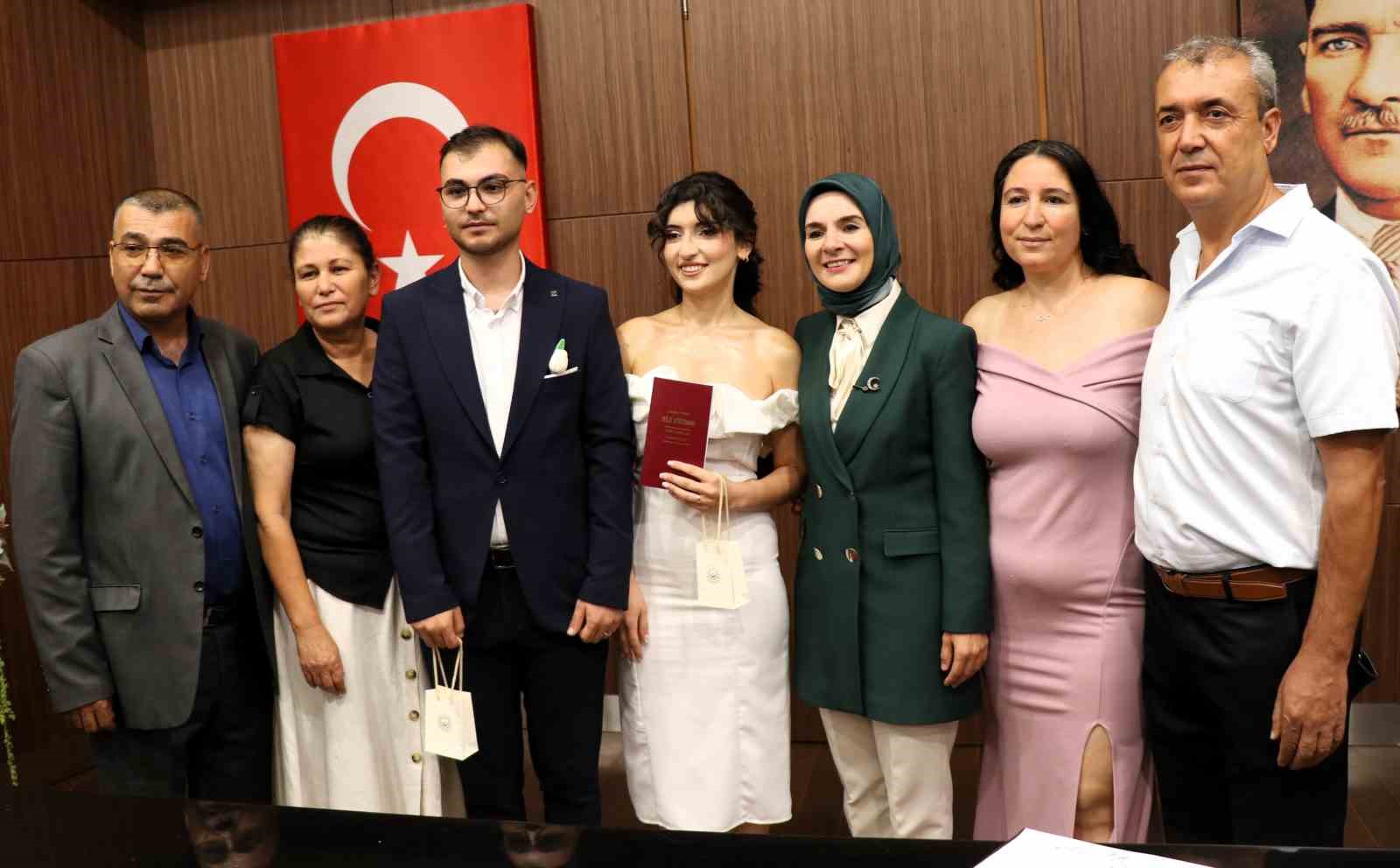 Bakan Göktaş, evlilik desteğinden yararlanan çiftin nikah şahidi oldu