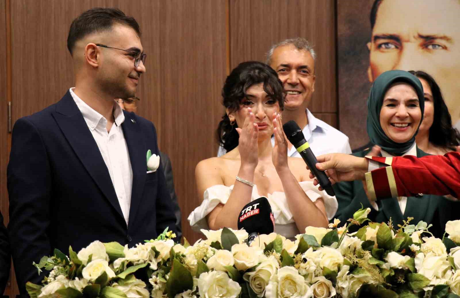 Bakan Göktaş, evlilik desteğinden yararlanan çiftin nikah şahidi oldu