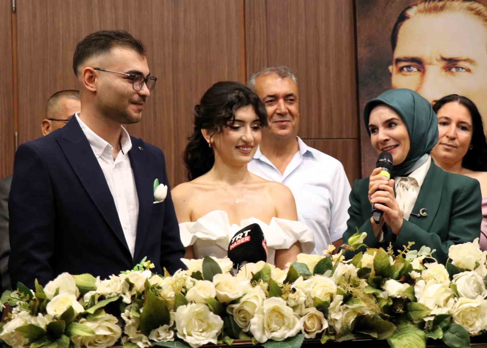 Bakan Göktaş, evlilik desteğinden yararlanan çiftin nikah şahidi oldu