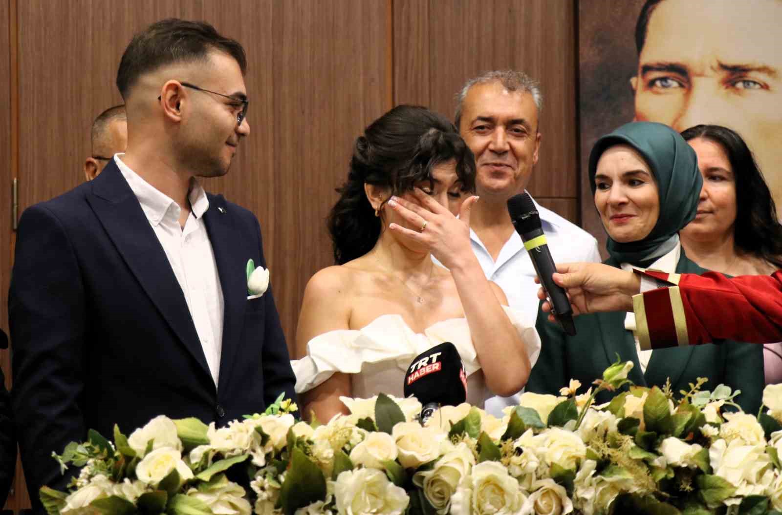 Bakan Göktaş, evlilik desteğinden yararlanan çiftin nikah şahidi oldu