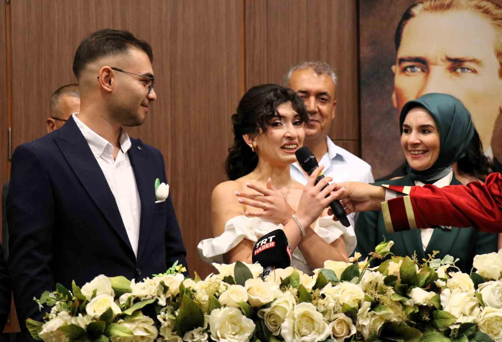 Bakan Göktaş, evlilik desteğinden yararlanan çiftin nikah şahidi oldu