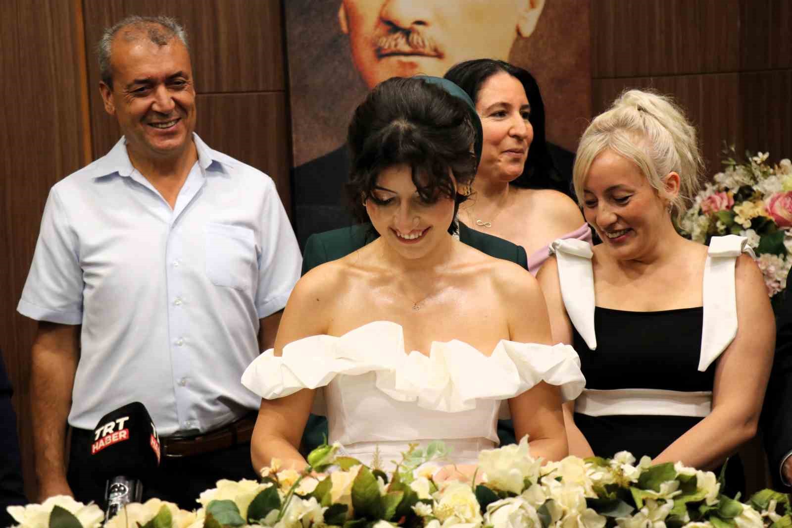Bakan Göktaş, evlilik desteğinden yararlanan çiftin nikah şahidi oldu