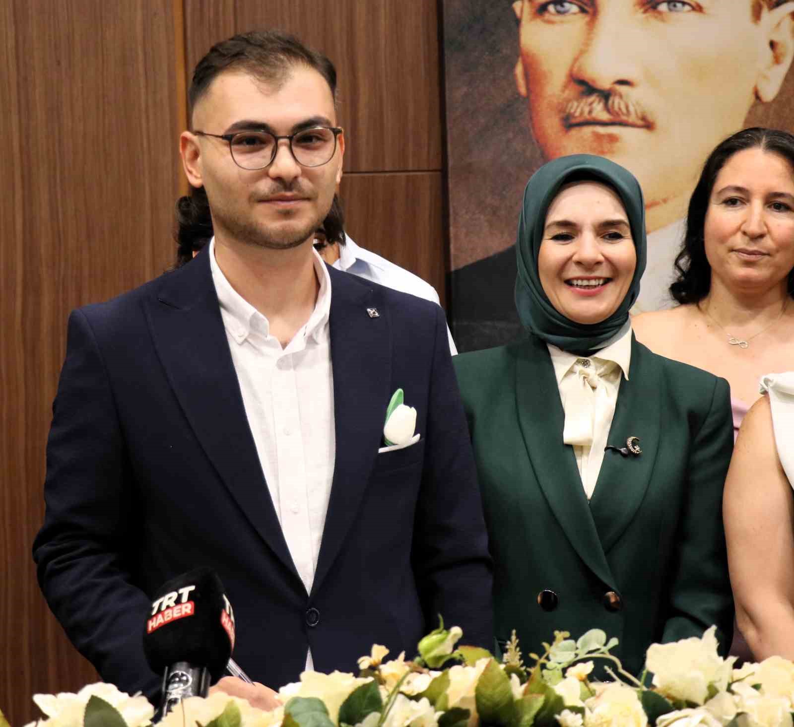 Bakan Göktaş, evlilik desteğinden yararlanan çiftin nikah şahidi oldu