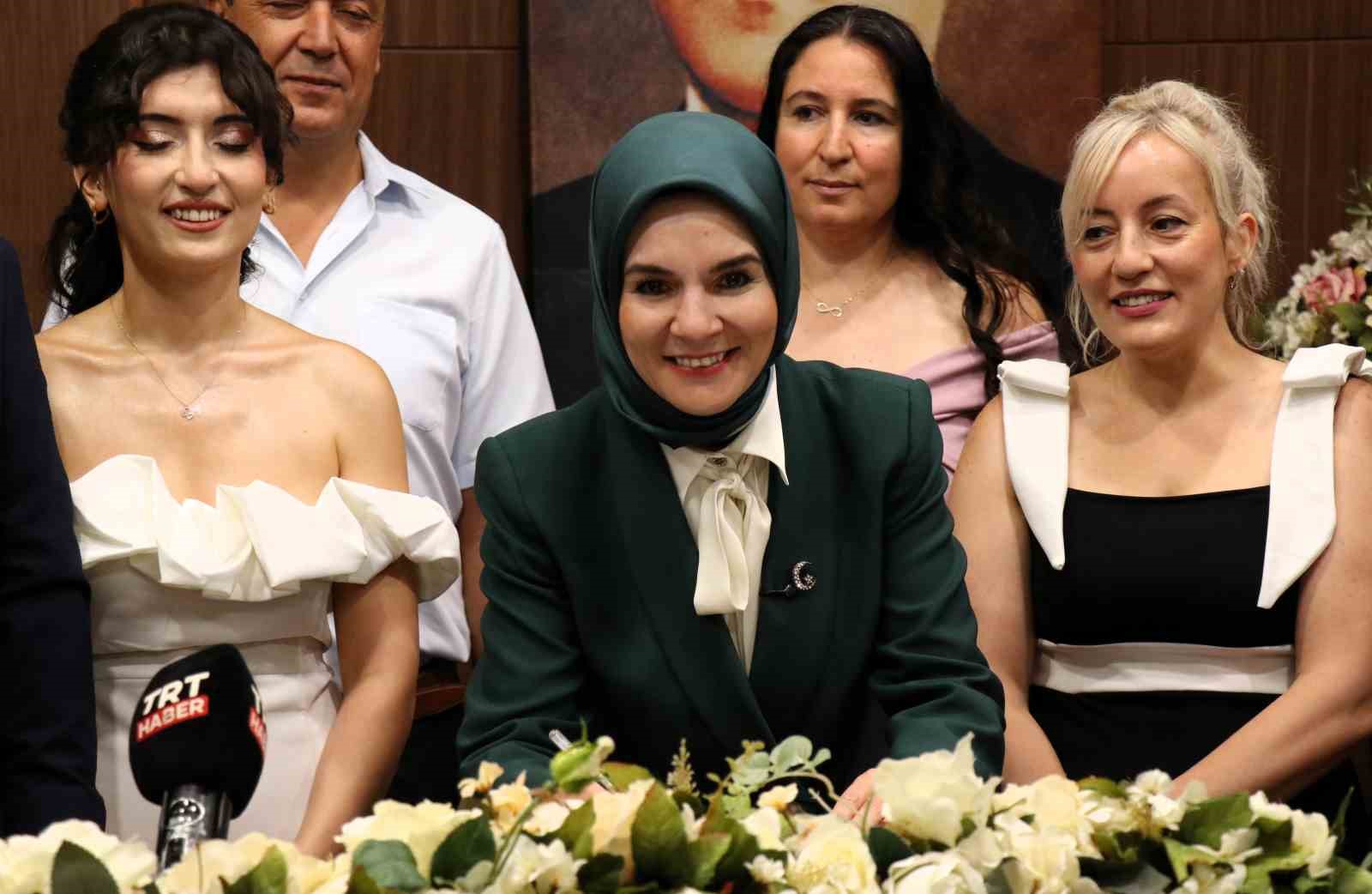 Bakan Göktaş, evlilik desteğinden yararlanan çiftin nikah şahidi oldu