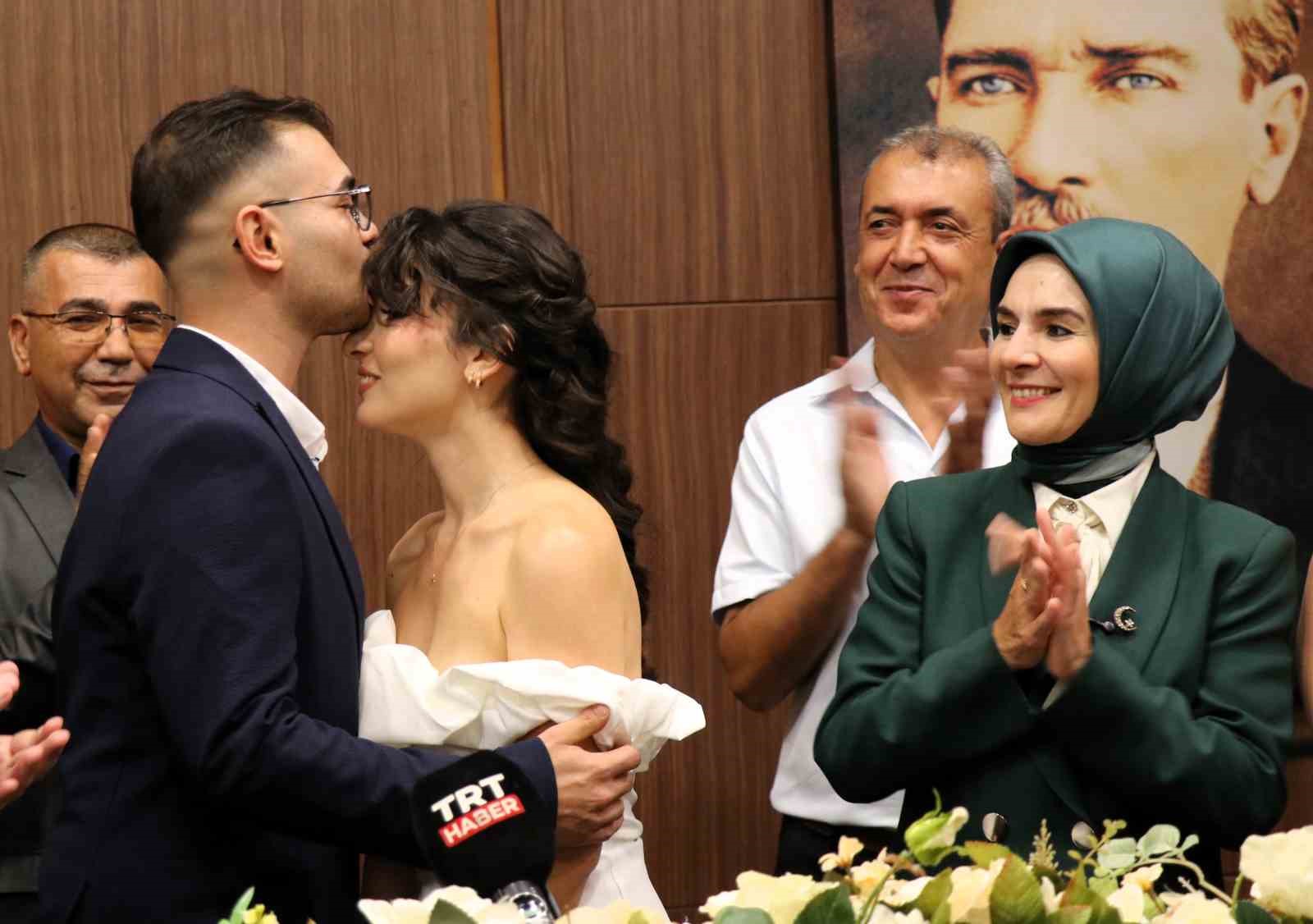 Bakan Göktaş, evlilik desteğinden yararlanan çiftin nikah şahidi oldu