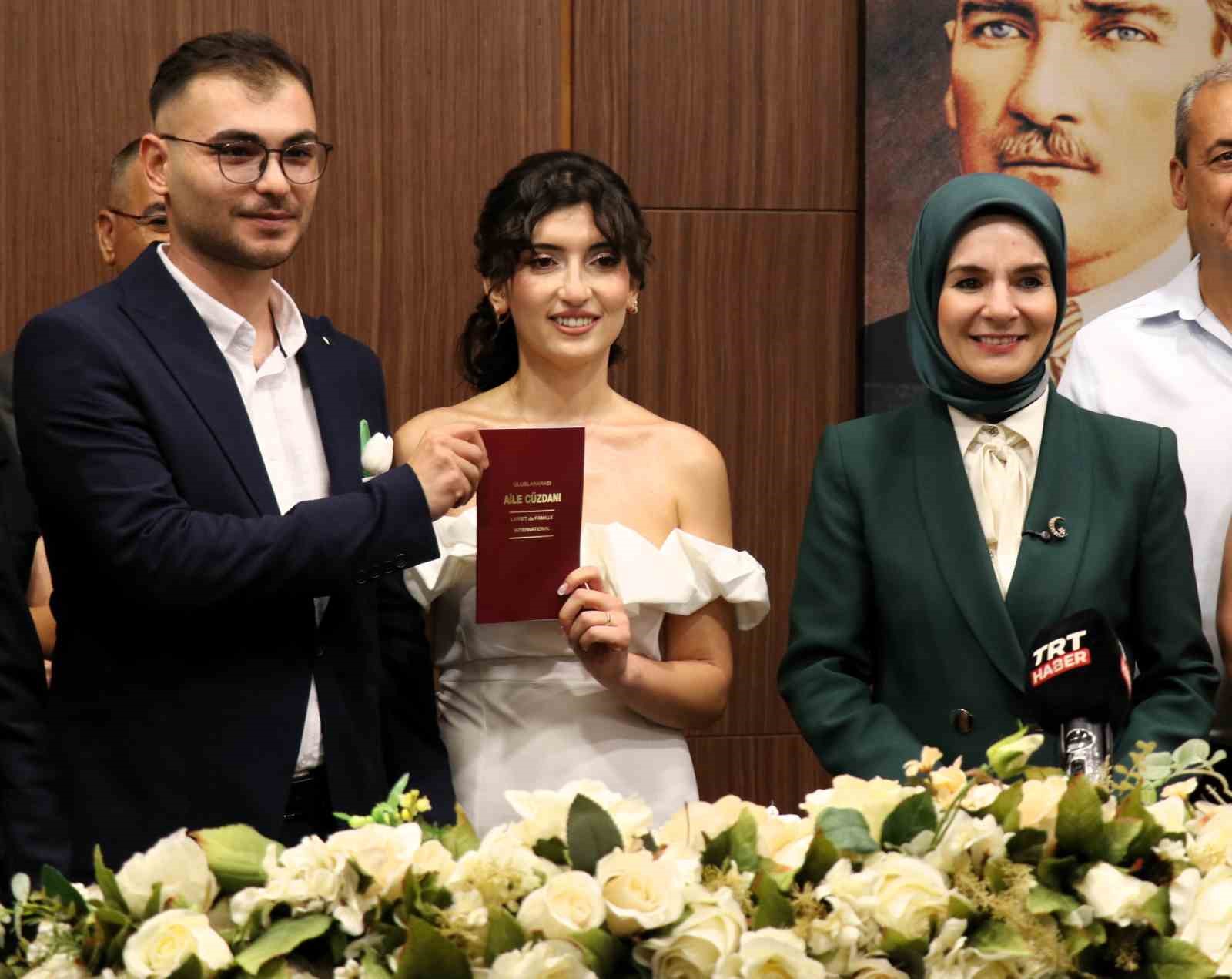 Bakan Göktaş, evlilik desteğinden yararlanan çiftin nikah şahidi oldu