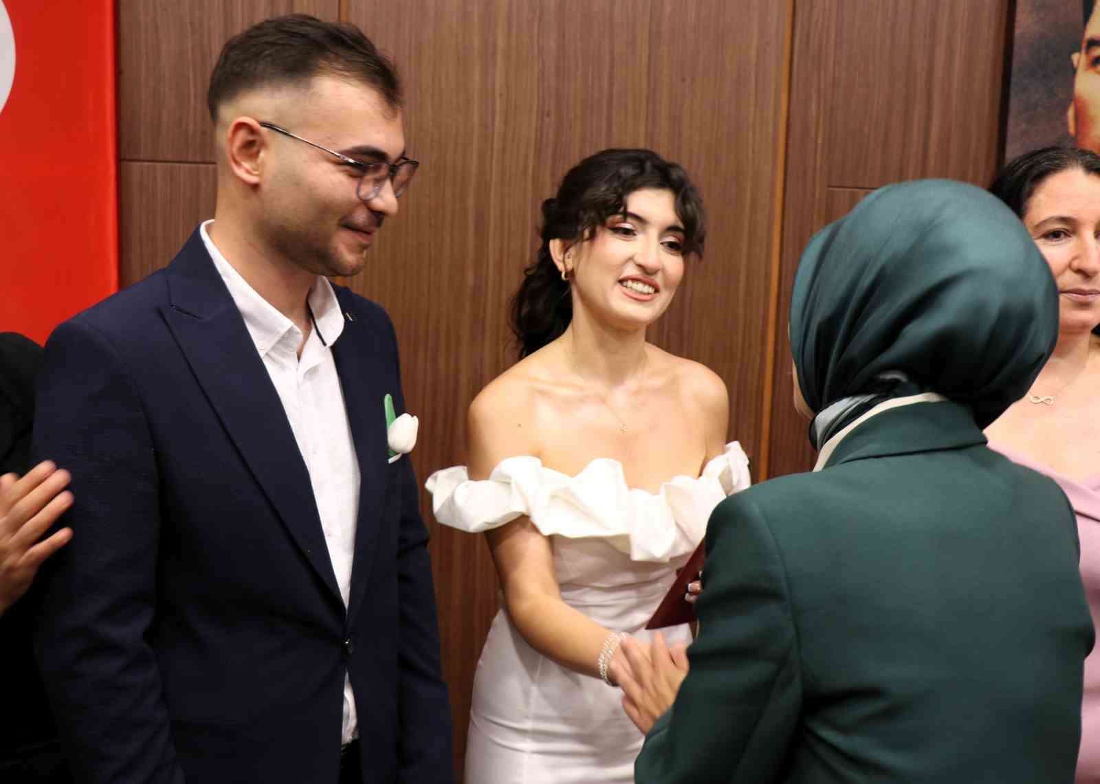 Bakan Göktaş, evlilik desteğinden yararlanan çiftin nikah şahidi oldu