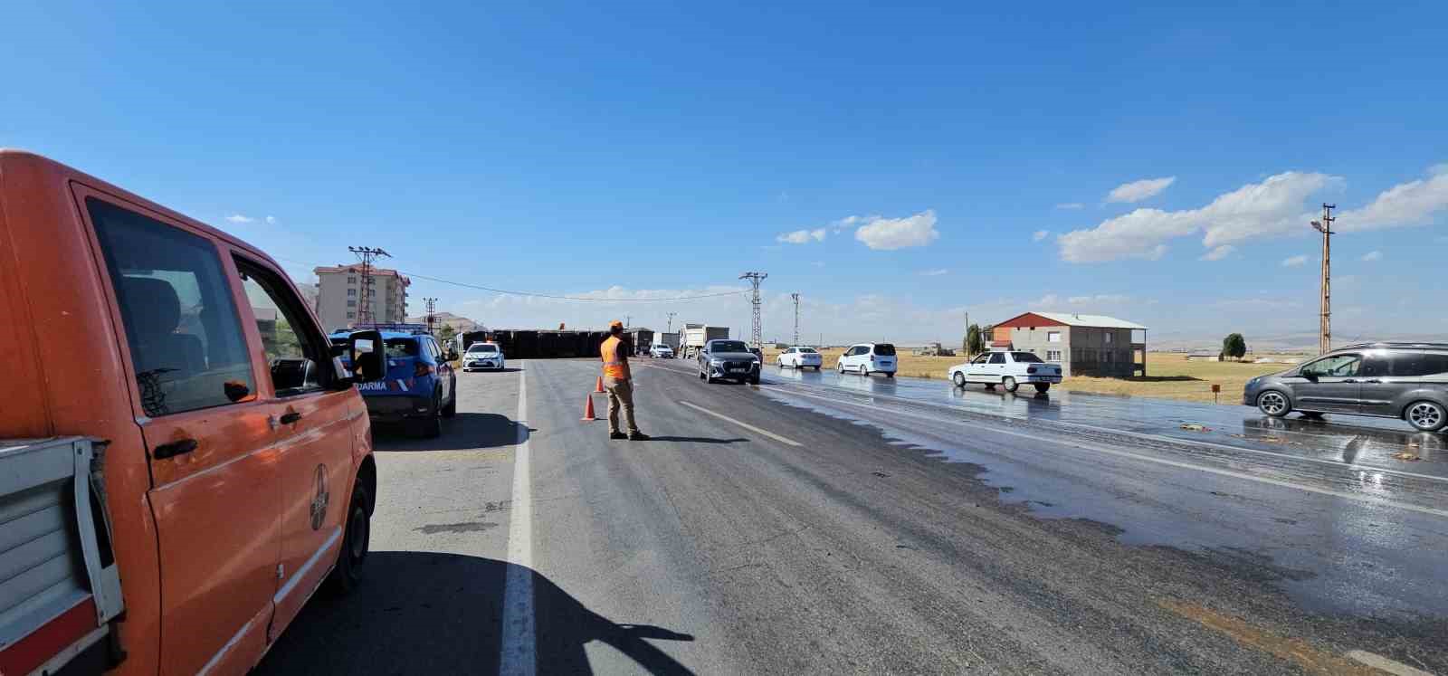 Muş’ta karpuz yüklü tır devrildi: Karpuzlar yola döküldü