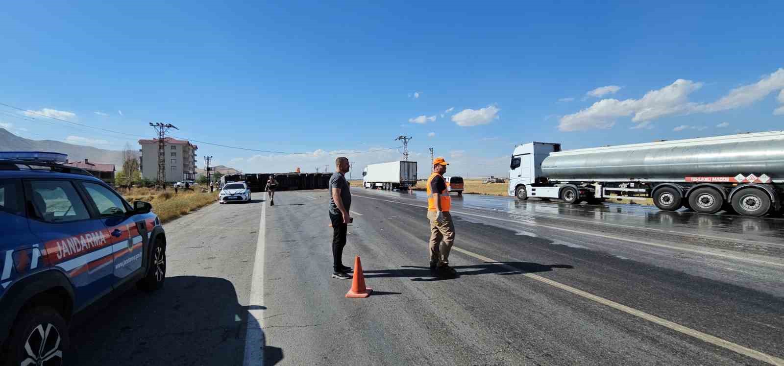 Muş’ta karpuz yüklü tır devrildi: Karpuzlar yola döküldü