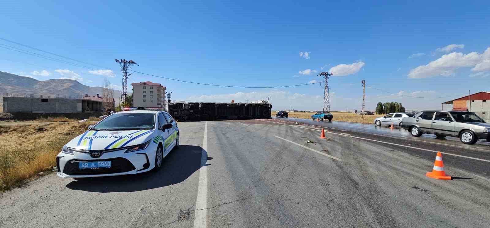 Muş’ta karpuz yüklü tır devrildi: Karpuzlar yola döküldü