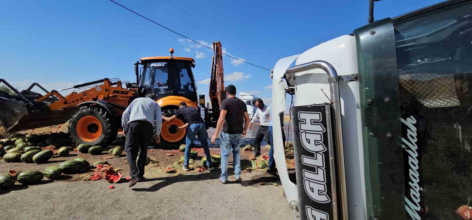 Muş’ta karpuz yüklü tır devrildi: Karpuzlar yola döküldü