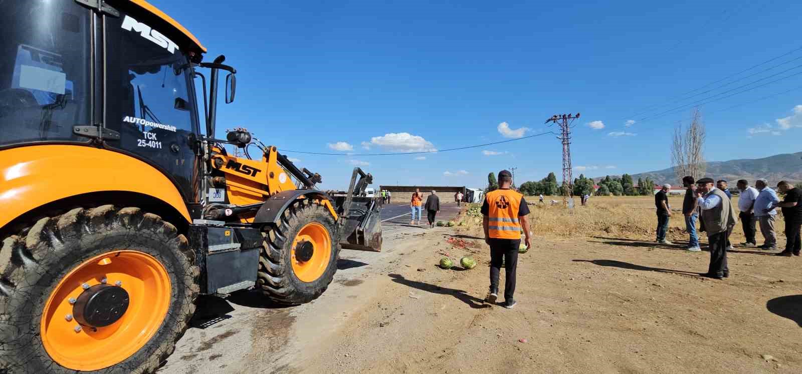 Muş’ta karpuz yüklü tır devrildi: Karpuzlar yola döküldü