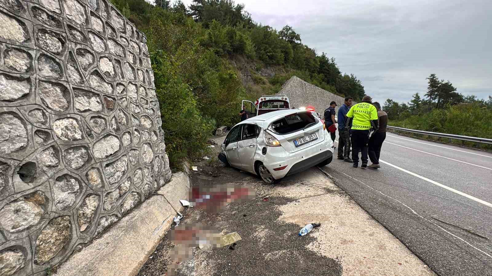 Kontrolden çıkan otomobil istinat duvarına çarptı: 3 yaralı
