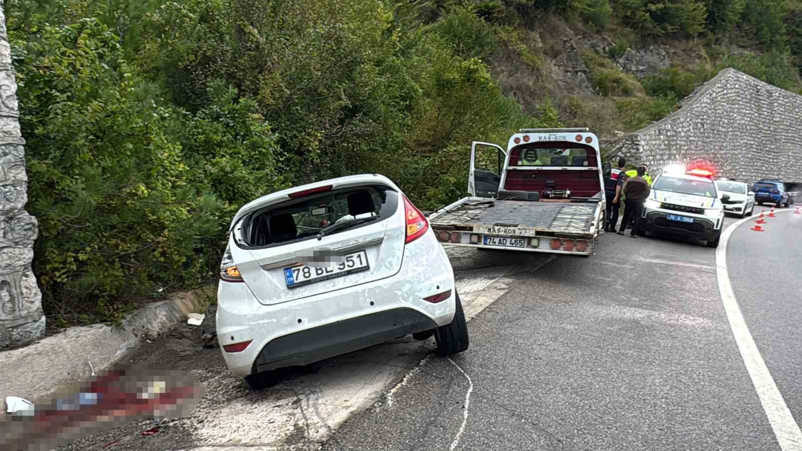Kontrolden çıkan otomobil istinat duvarına çarptı: 3 yaralı