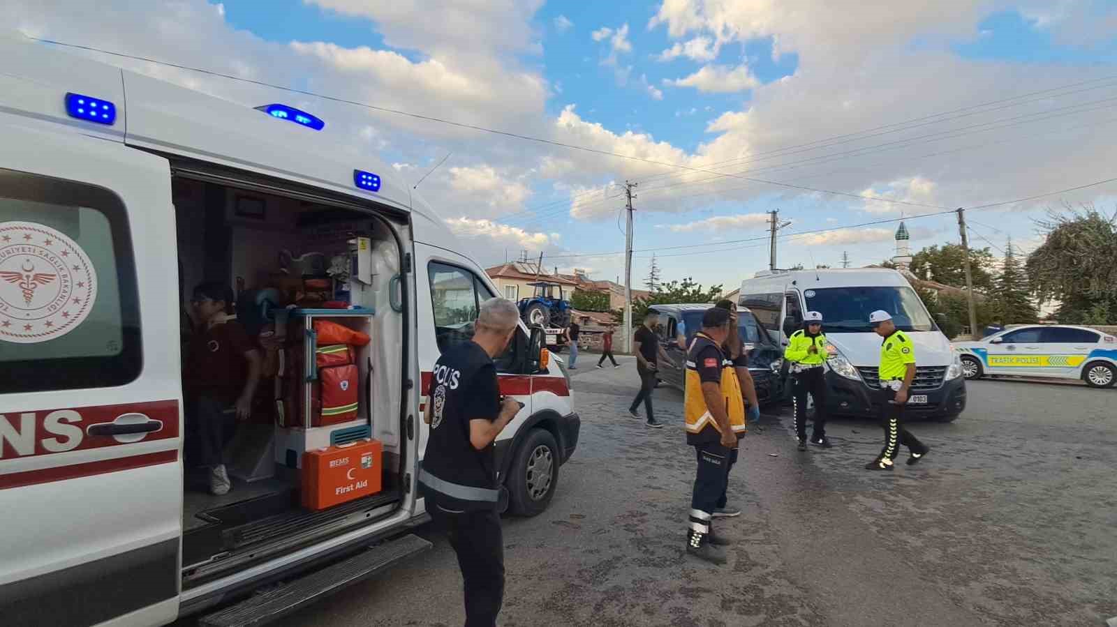 Okul servisi ile hafif ticari araç çarpıştı: 6 yaralı