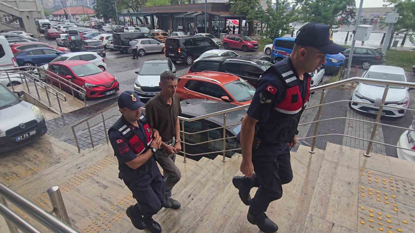 Kızlarını zincire bağlayan anne ve baba tutuklandı: 4 çocuk koruma altına alındı