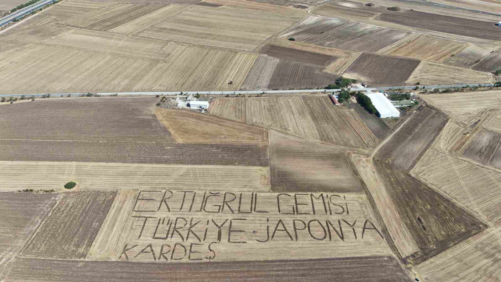 Ertuğrul Fırkateyni’nin 136. yılında tarlaya traktörle dostluk mesajı yazdı