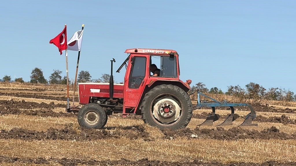 Ertuğrul Fırkateyni’nin 136. yılında tarlaya traktörle dostluk mesajı yazdı