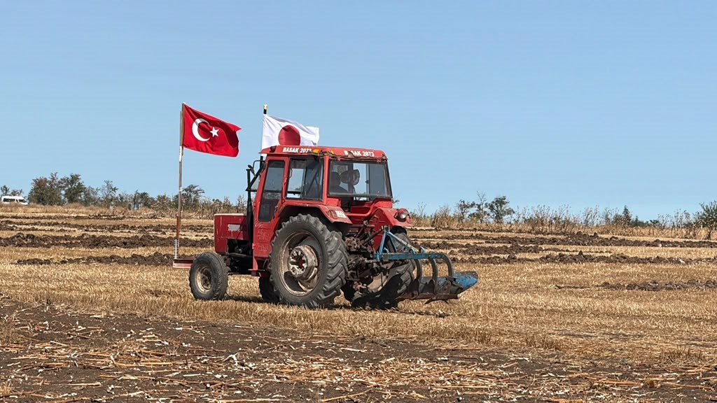 Ertuğrul Fırkateyni’nin 136. yılında tarlaya traktörle dostluk mesajı yazdı