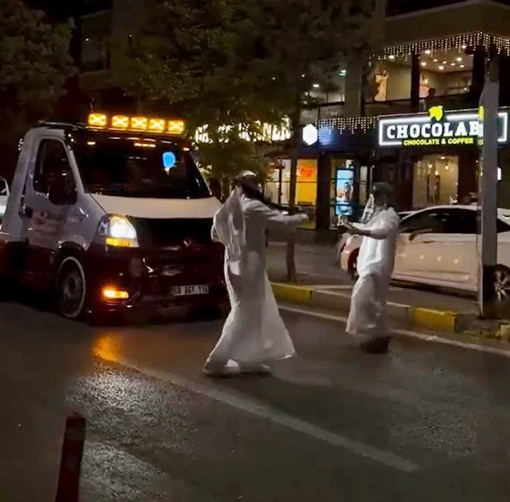 Çekici üzerinde dans pahalıya patladı