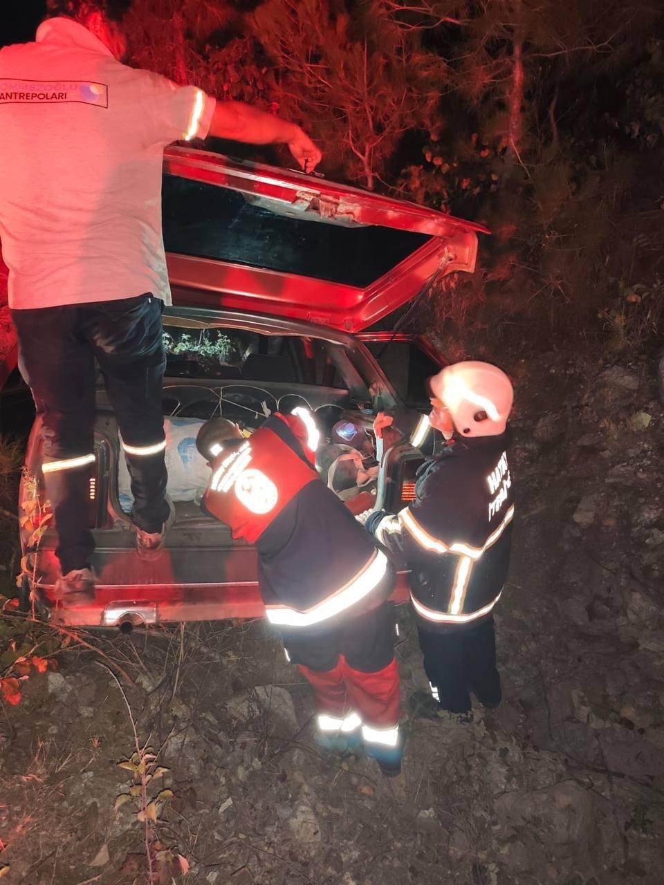 Kontrolden çıkan otomobil ormanlık alana uçtu: 4 yaralı