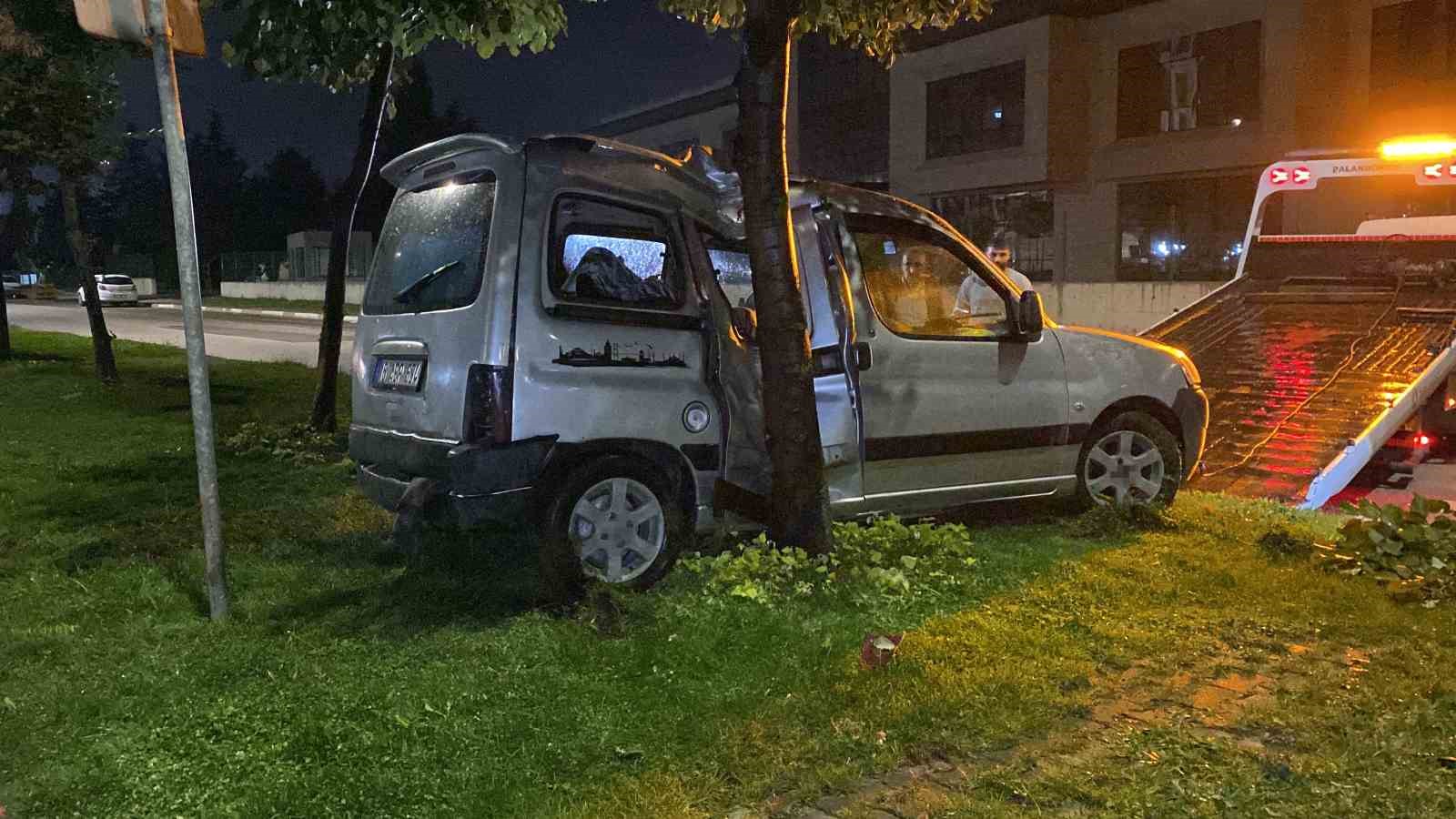 Bursa’da kontrolden çıkan araç ağaca çarptı: 2 yaralı