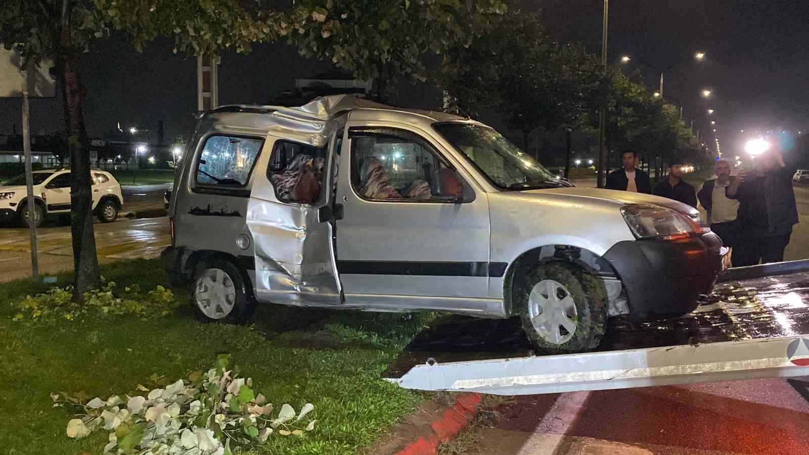 Bursa’da kontrolden çıkan araç ağaca çarptı: 2 yaralı