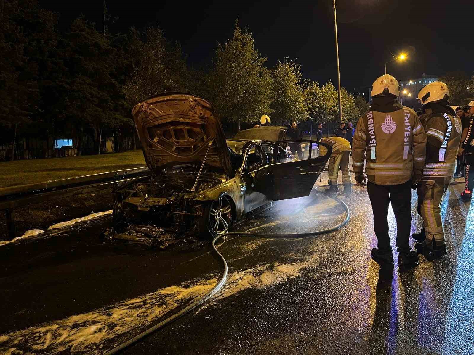 Bakırköy’de otomobil alev topuna döndü