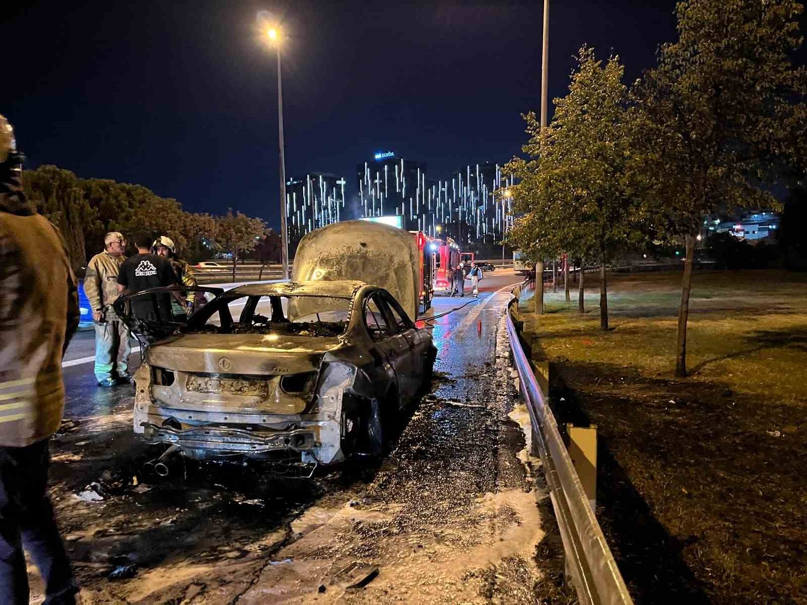 Bakırköy’de otomobil alev topuna döndü