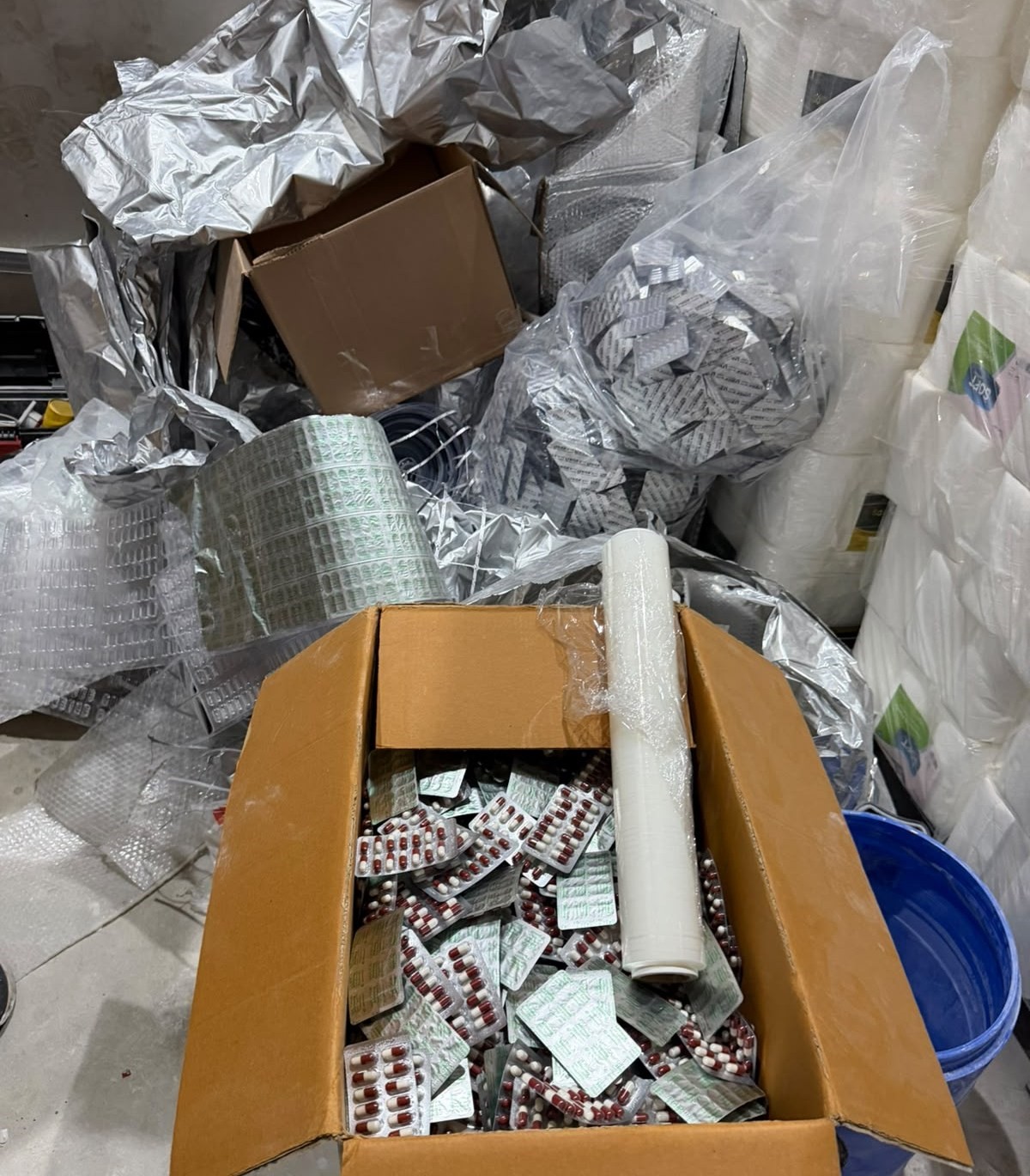 Mersin’de plastik ambalaj dükkanında uyuşturucu imalathanesi ortaya çıkarıldı: 100 bin sentetik ecza hap ele geçirildi