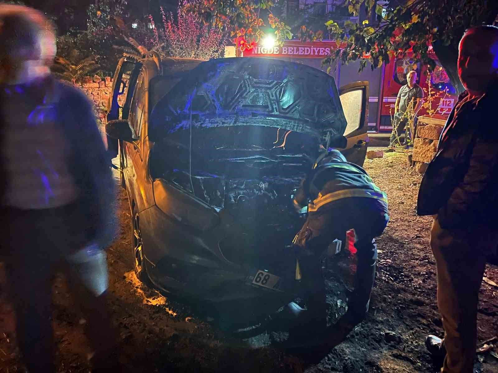 Niğde’de park halindeki otomobil yandı