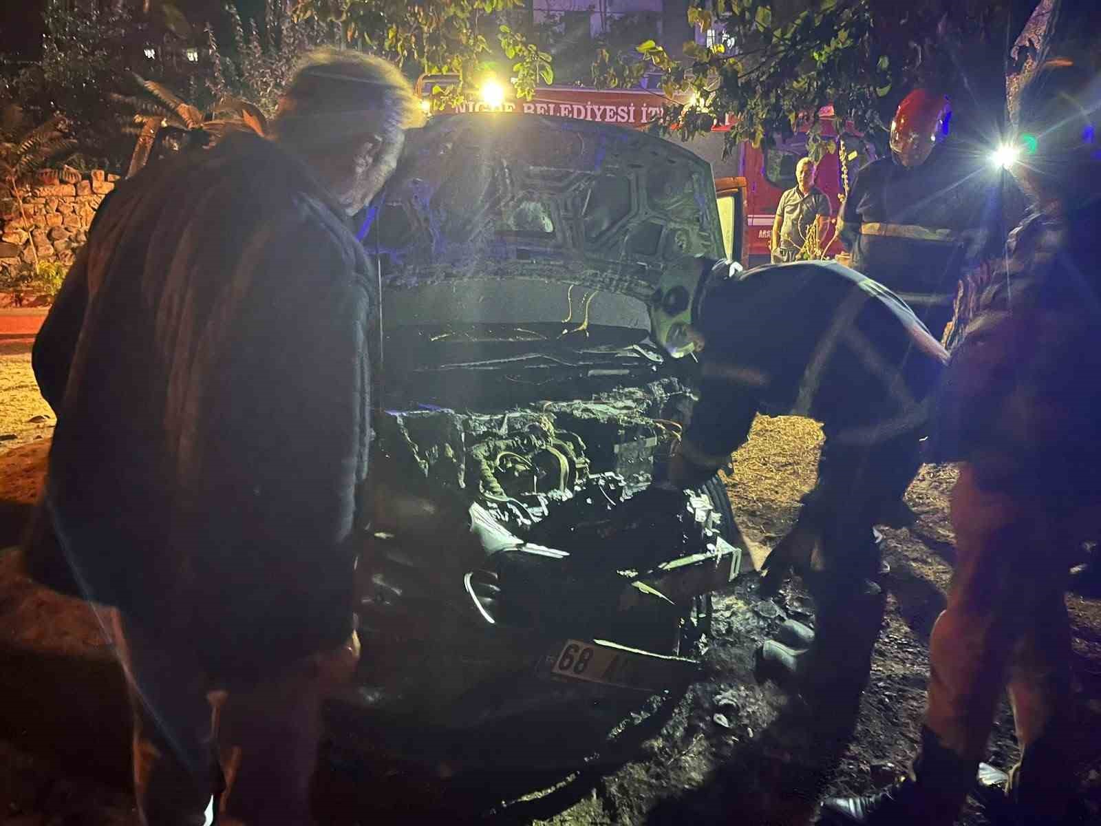 Niğde’de park halindeki otomobil yandı