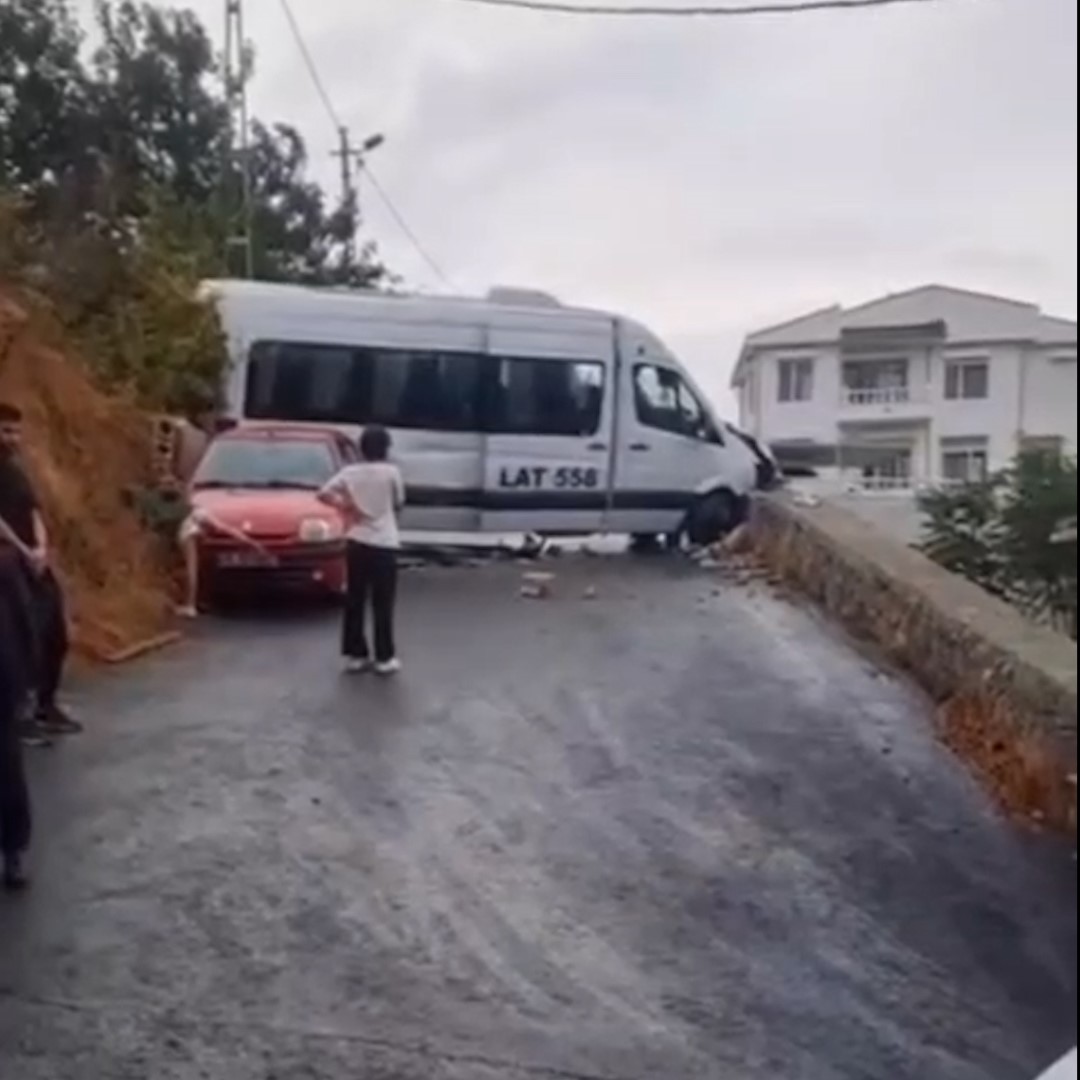 Sarıyer’de okul servisi duvara çarptı: 1 yaralı