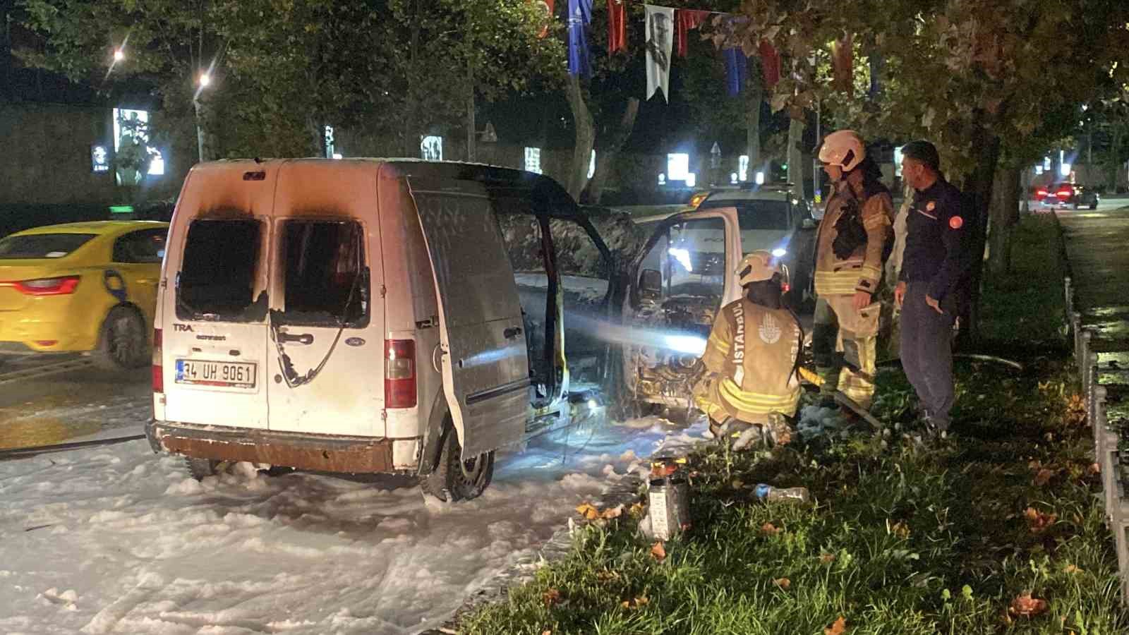Dolmabahçe Sarayı’nın önünde hafif ticari araç alevlere teslim oldu