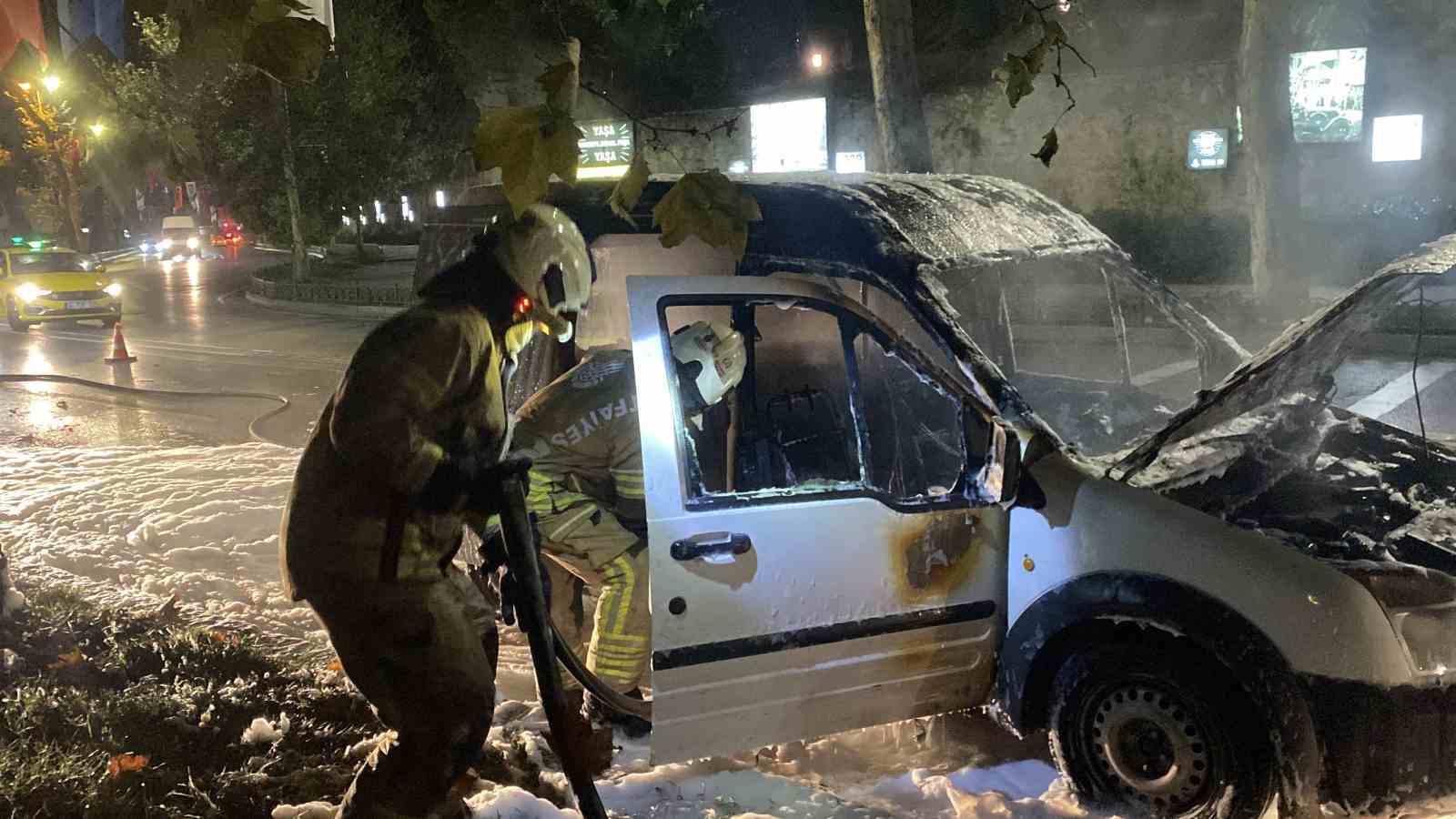 Dolmabahçe Sarayı’nın önünde hafif ticari araç alevlere teslim oldu