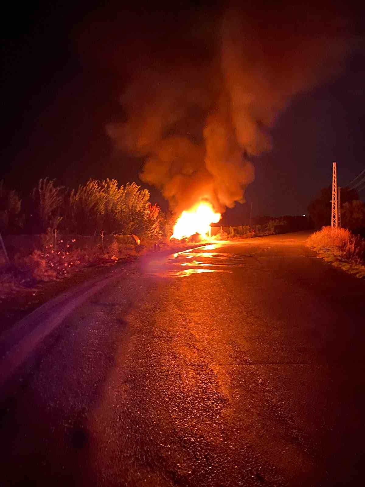 Erzincan’da araç yangını itfaiye ekiplerince söndürüldü