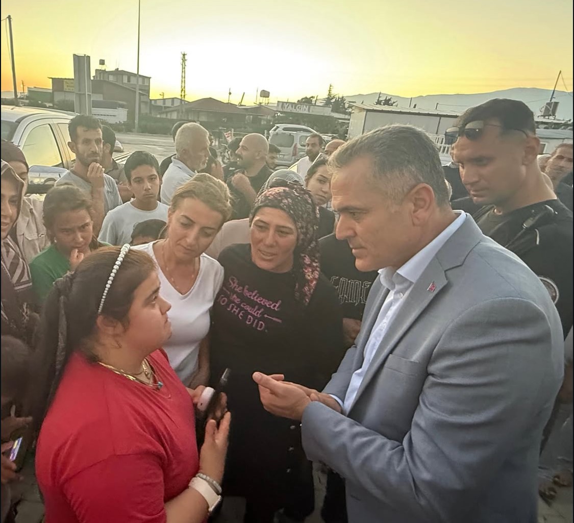 Antakya’da konteynerde yaşayan depremzede vatandaşlara tahliye süreci anlatıldı