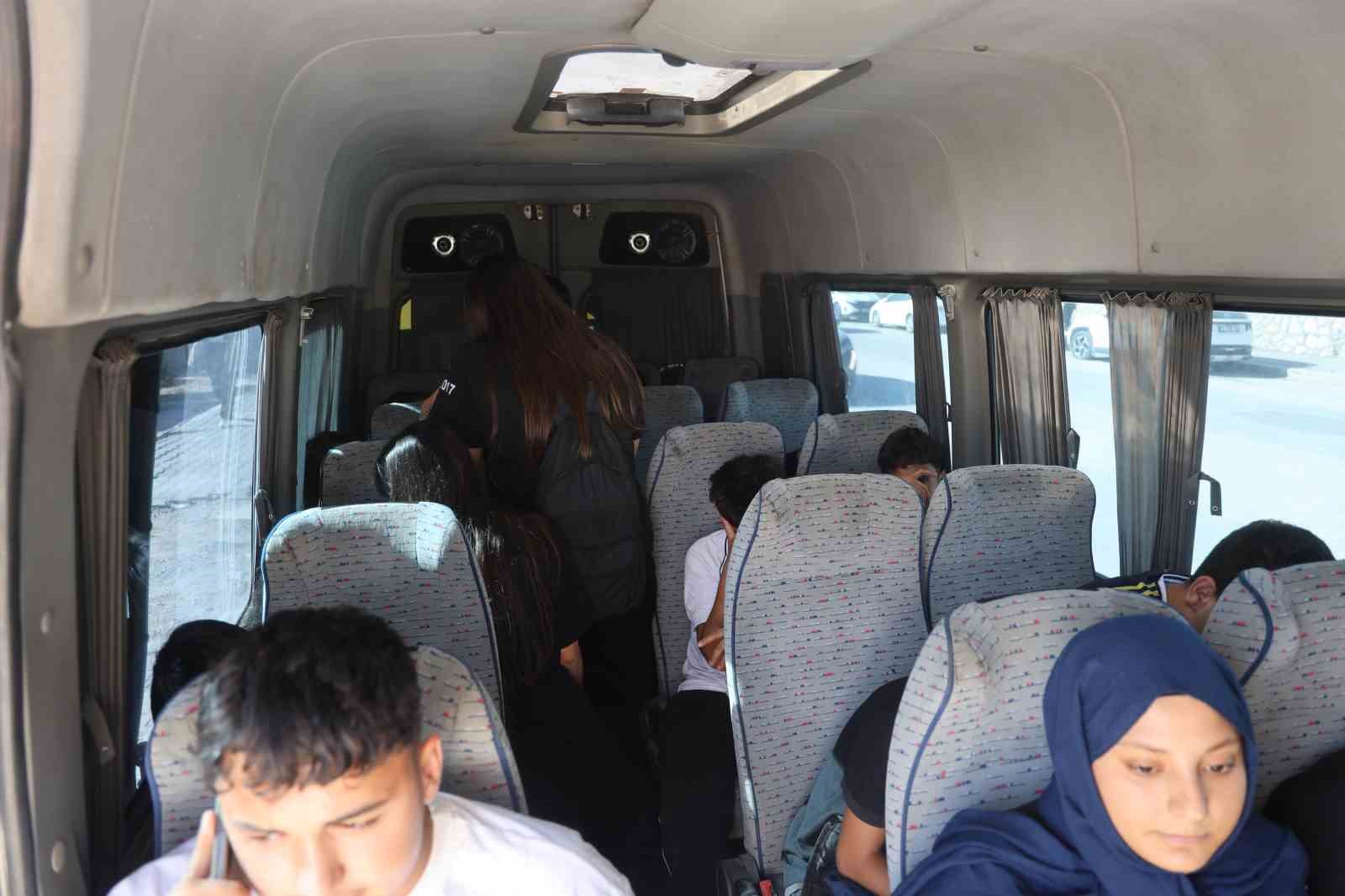 Trafik polislerinden okul servislerine sıkı denetim: Ayakta öğrenci taşıyan sürücülere ceza uygulandı