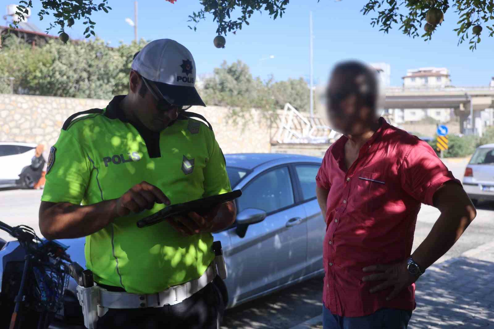 Trafik polislerinden okul servislerine sıkı denetim: Ayakta öğrenci taşıyan sürücülere ceza uygulandı