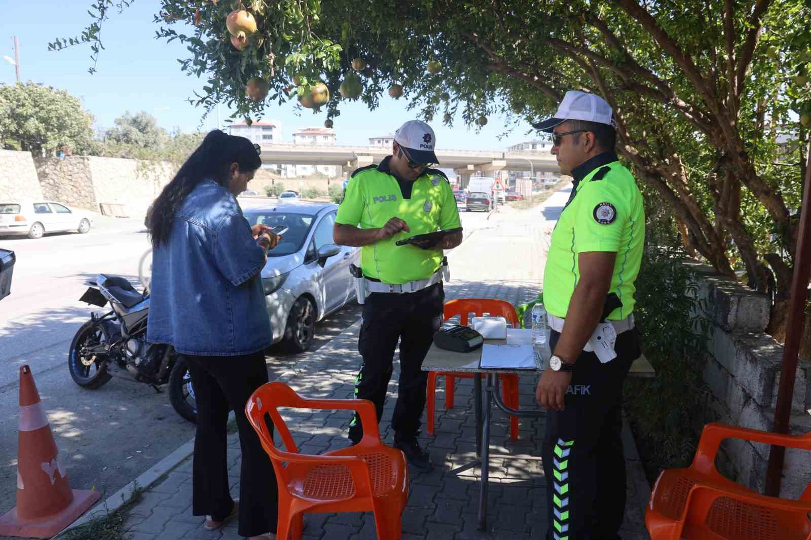 Trafik polislerinden okul servislerine sıkı denetim: Ayakta öğrenci taşıyan sürücülere ceza uygulandı