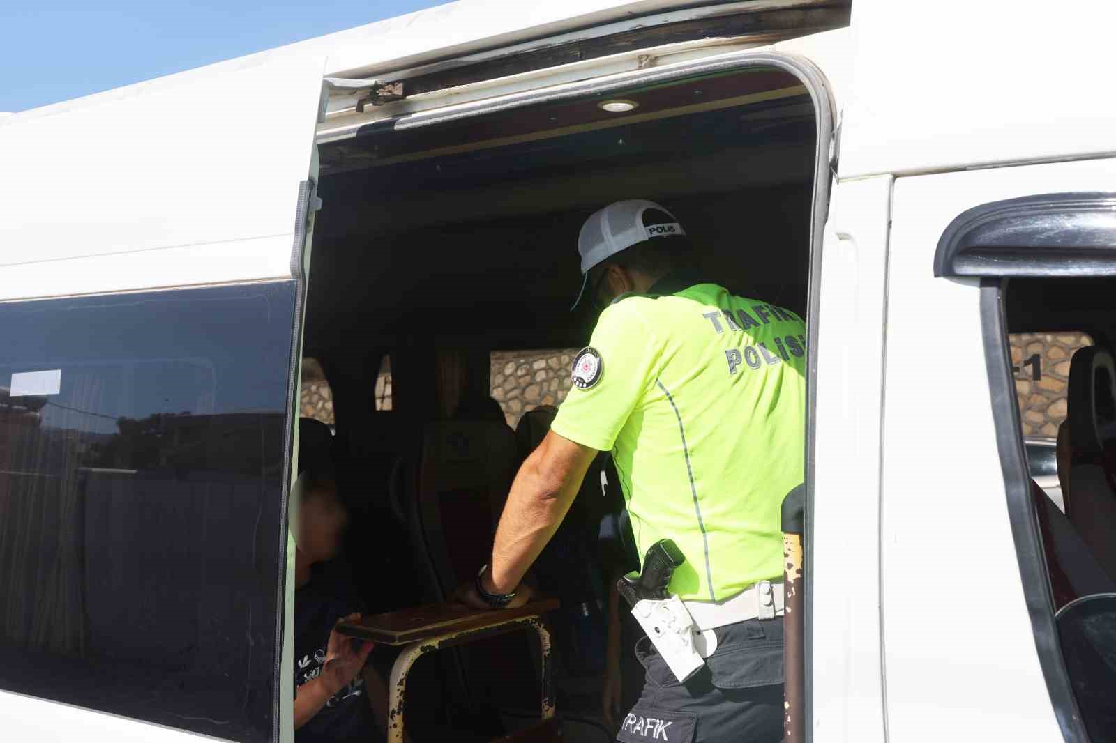 Trafik polislerinden okul servislerine sıkı denetim: Ayakta öğrenci taşıyan sürücülere ceza uygulandı