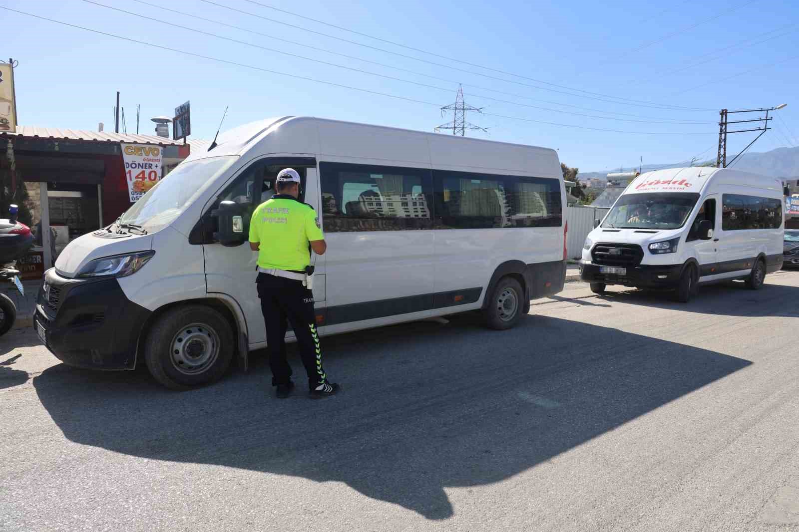 Trafik polislerinden okul servislerine sıkı denetim: Ayakta öğrenci taşıyan sürücülere ceza uygulandı