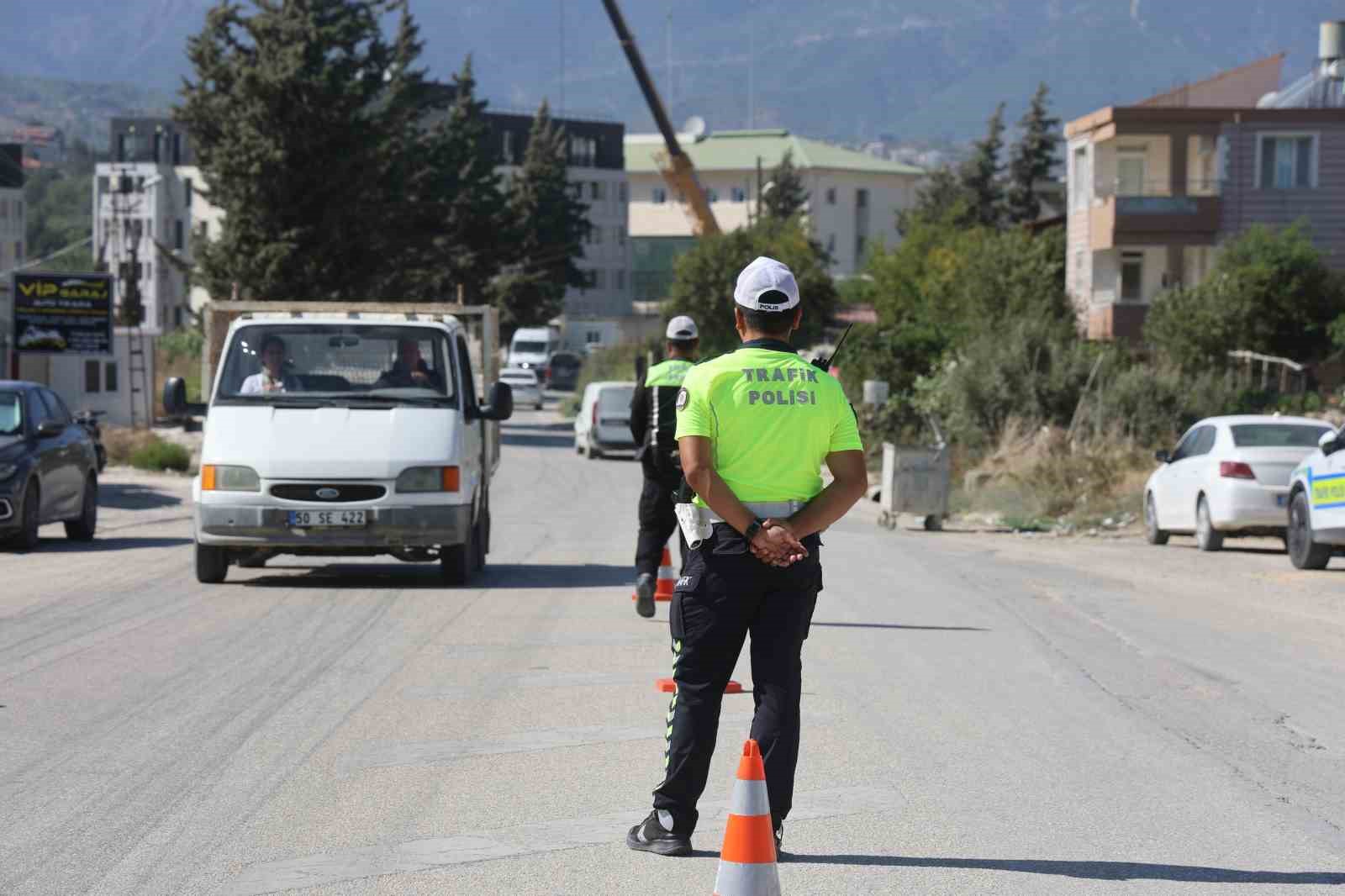 Trafik polislerinden okul servislerine sıkı denetim: Ayakta öğrenci taşıyan sürücülere ceza uygulandı