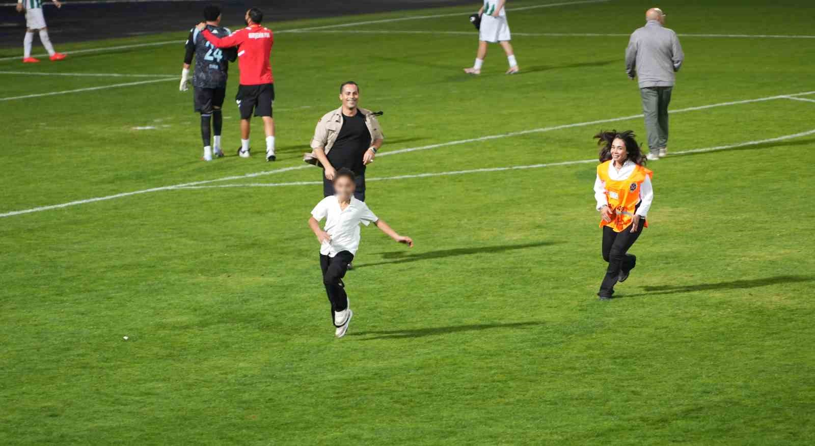Küçük taraftar sahaya indi, görevlileri peşinden koşturdu