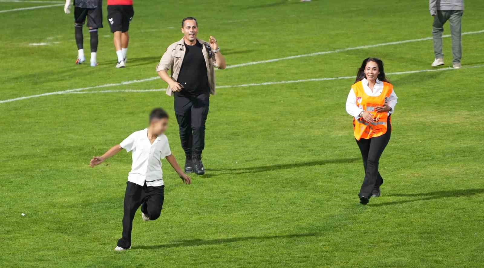 Küçük taraftar sahaya indi, görevlileri peşinden koşturdu
