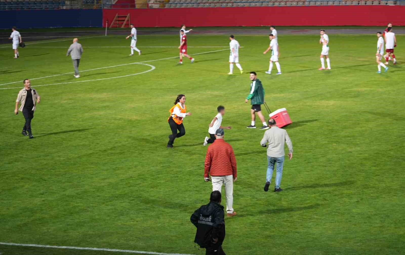 Küçük taraftar sahaya indi, görevlileri peşinden koşturdu