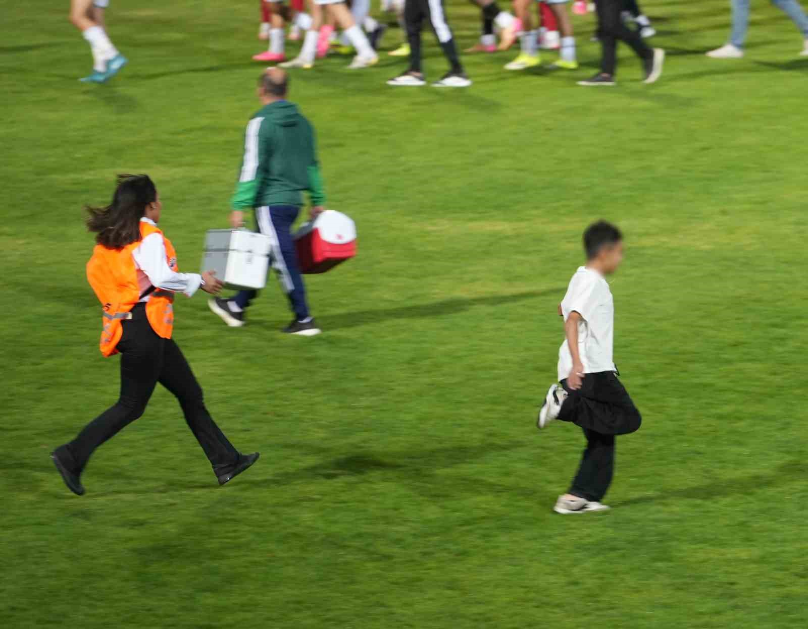 Küçük taraftar sahaya indi, görevlileri peşinden koşturdu