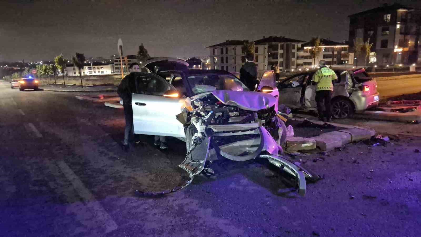 Kavşakta çarpışan 2 araç adeta hurdaya döndü: 3 yaralı