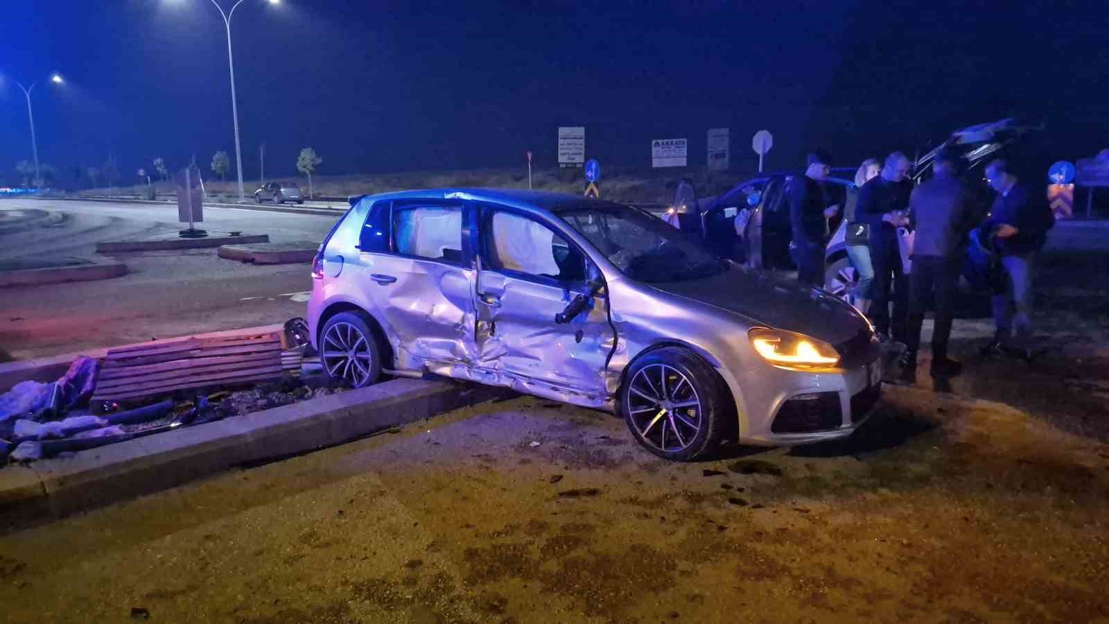 Kavşakta çarpışan 2 araç adeta hurdaya döndü: 3 yaralı