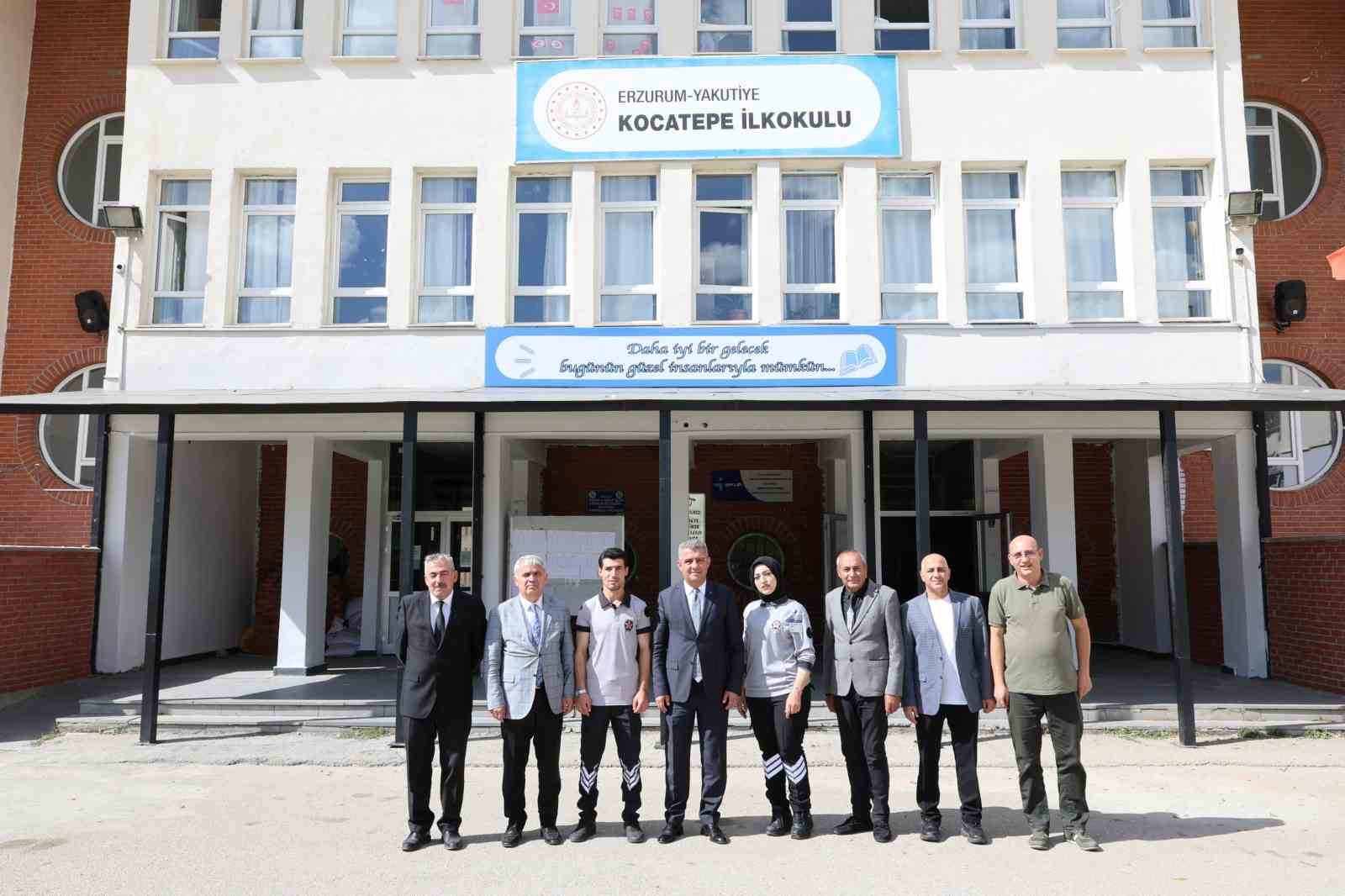 Okul bahçe görevlileri görev başında